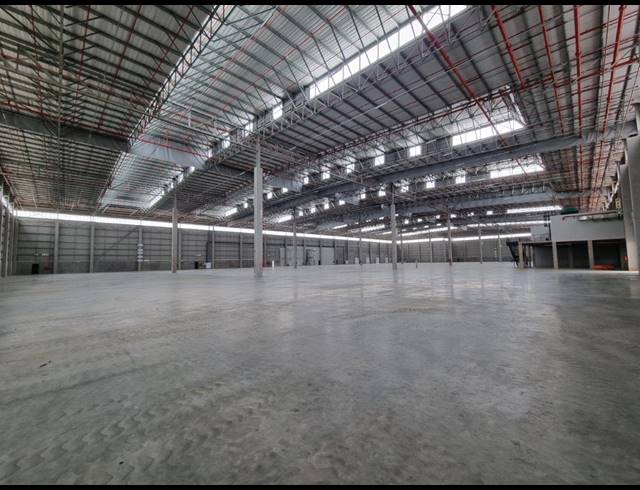 19,099M² WAREHOUSE TO LET IN LONGLAKE